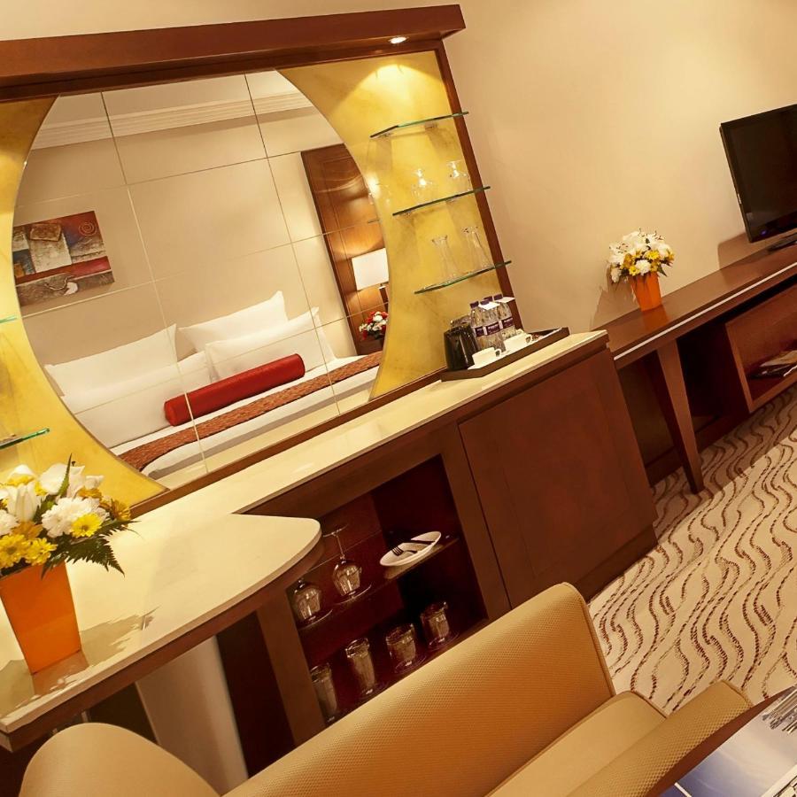 Park Regis Kris Kin Hotel Dubai Eksteriør billede A suite on board