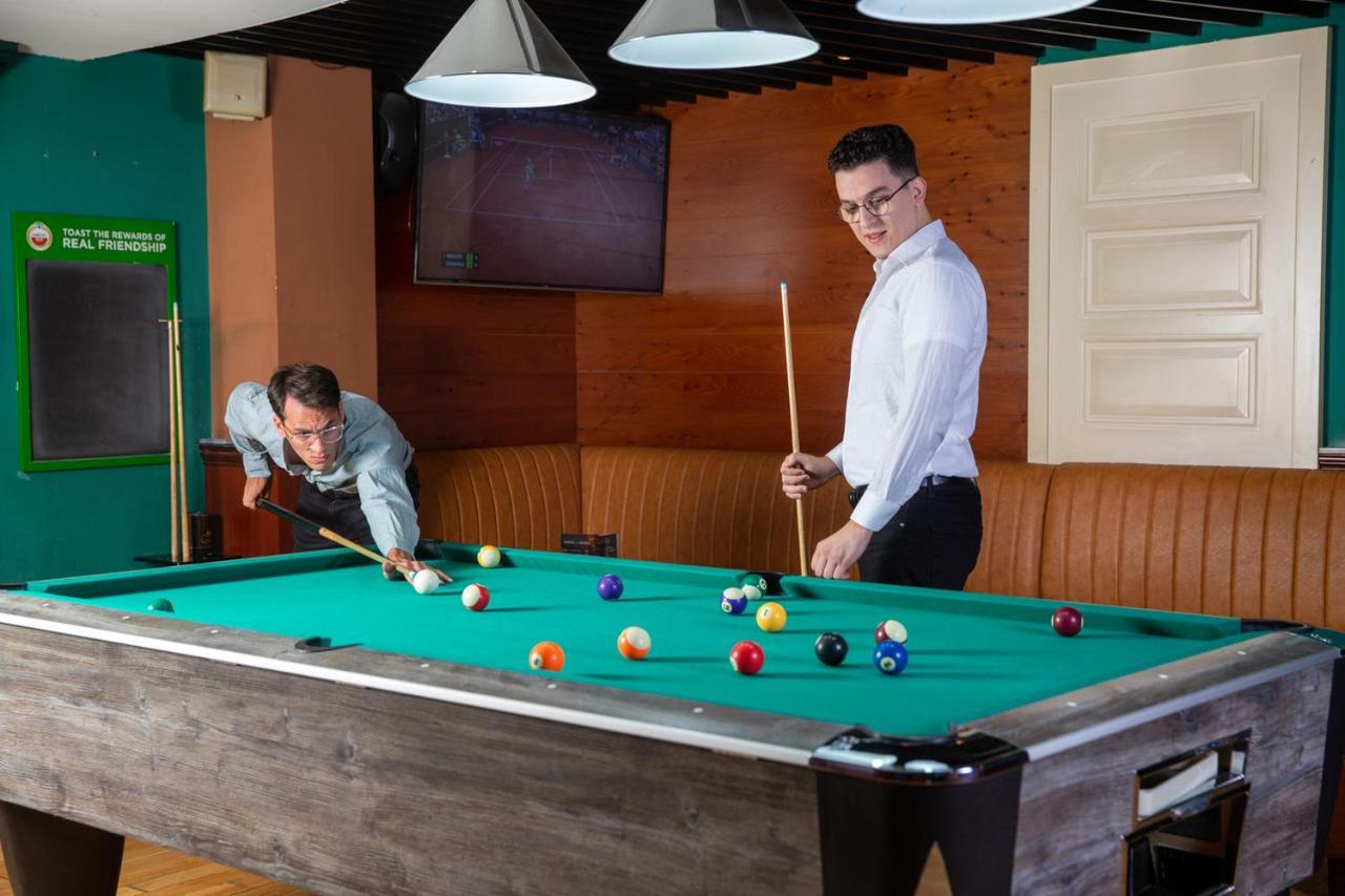 Park Regis Kris Kin Hotel Dubai Eksteriør billede Pool table