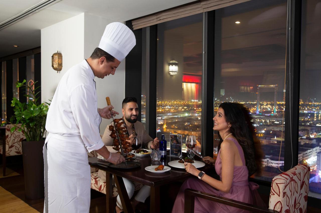Park Regis Kris Kin Hotel Dubai Eksteriør billede A chef serves food at a restaurant