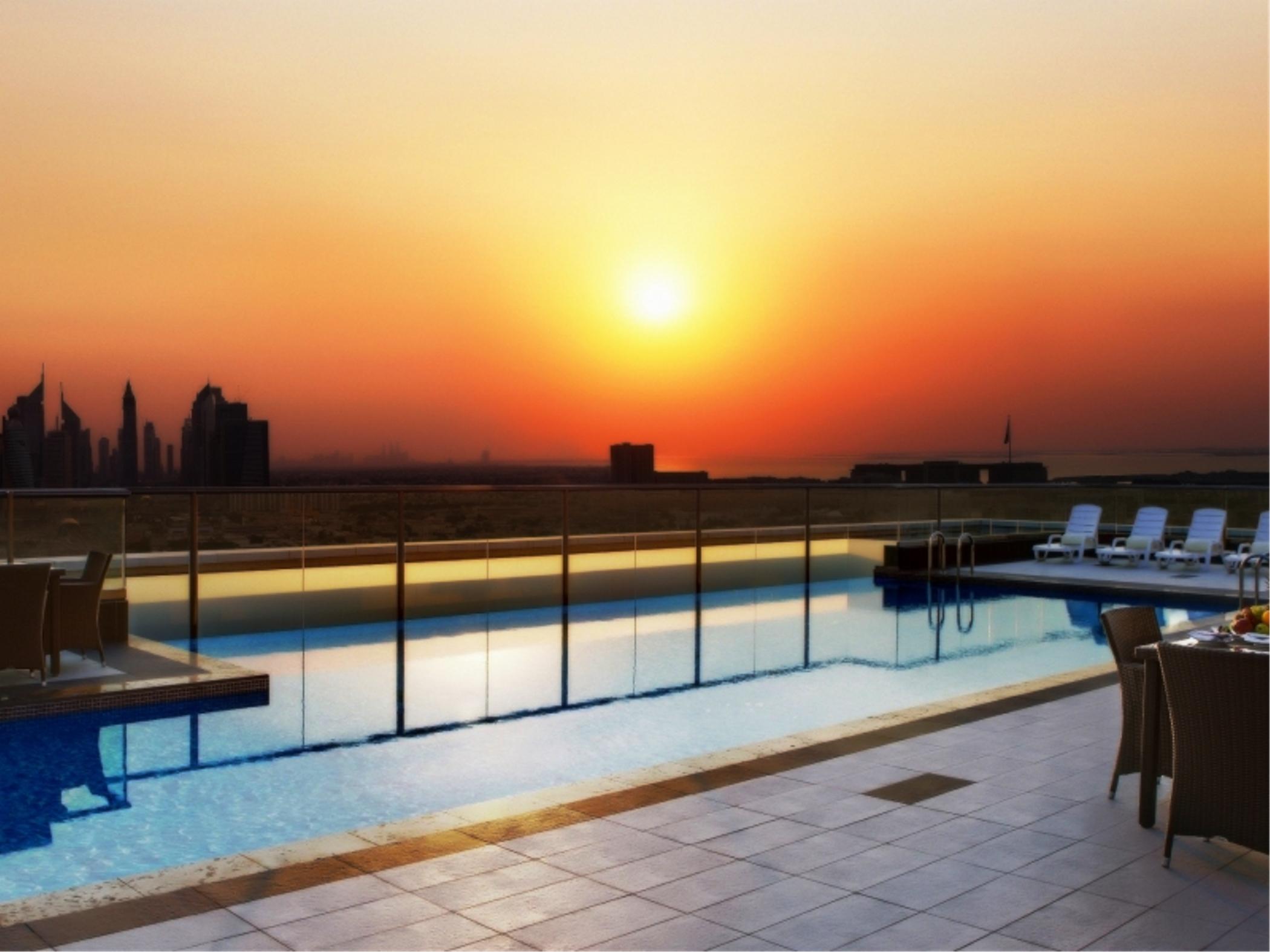 Park Regis Kris Kin Hotel Dubai Eksteriør billede The swimming pool at the top of the hotel